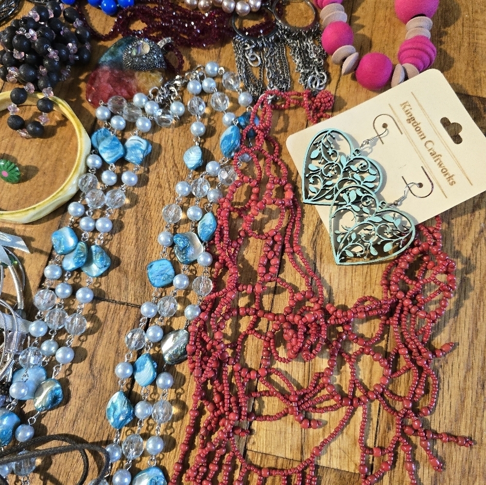 Vintage To Now Jewelry Lot Costume Estate Find Needs Cleaned. Mixed - Picture 7 of 13